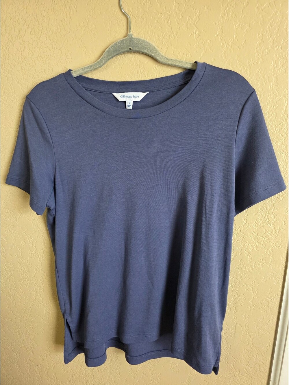 The Company Store Solid Blue Short Sleeve T-Shirt Size Small